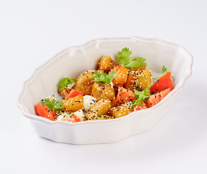 Салат с хрустящими баклажанами и кремом из феты