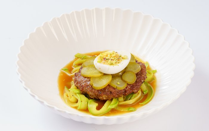 Рубленный бифштекс со спагетти из цукини
