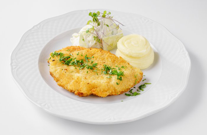 Куриный шницель с пюре и салатом из огурца