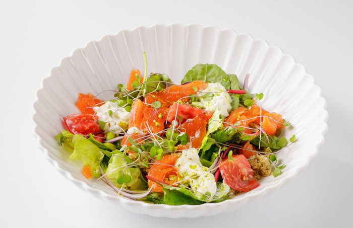 Салат с лососем и страчателлой
