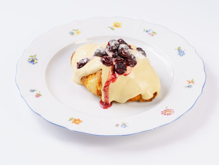 Круассан с муссом из ириски с вишней