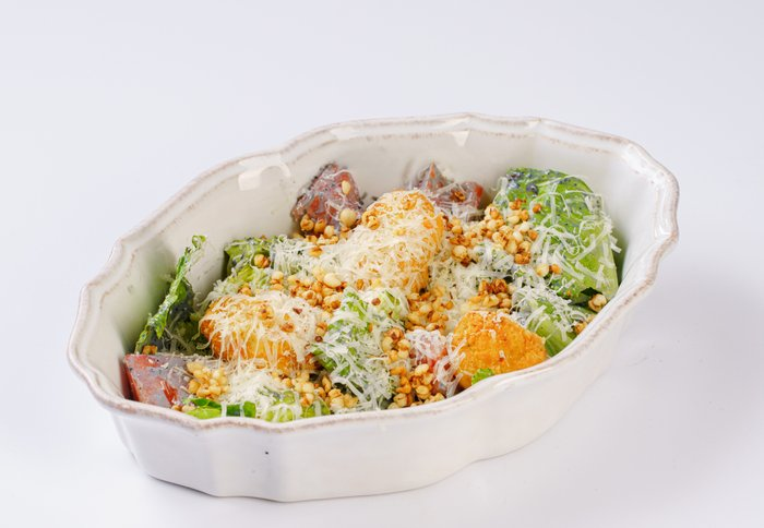 Салат Черный цезарь с кебабом из морепродуктов