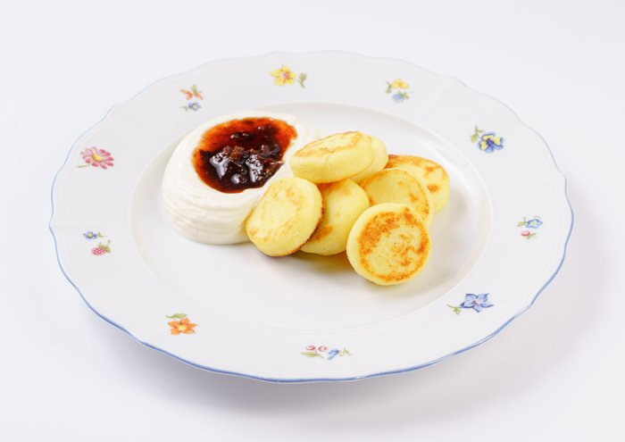 Печеные сырники с ванильным кремом  и домашним вареньем из кизила