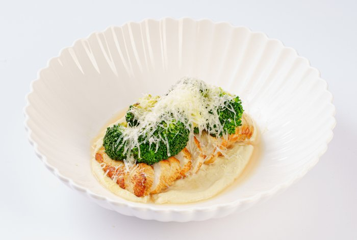 Куриная грудка с муссом из жаренного картофеля с брокколи