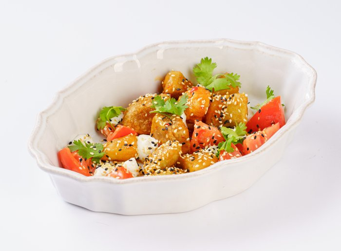 Салат с хрустящими баклажанами и кремом из феты