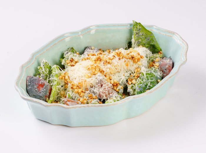 Салат Черный цезарь с цыпленком на гриле и попкорном из гречи