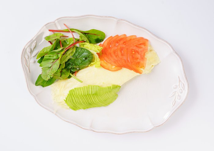 Омлет с томатами и авокадо