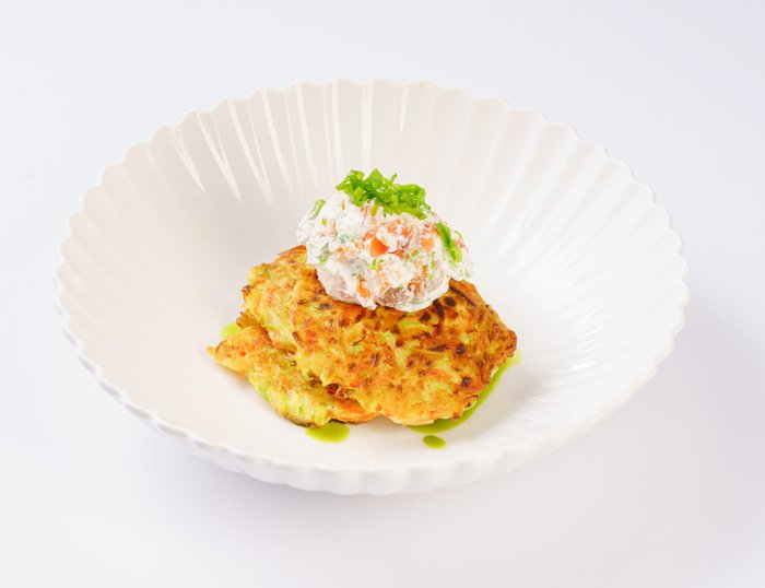 Драники из цуккини с лососем и сливочным муссом