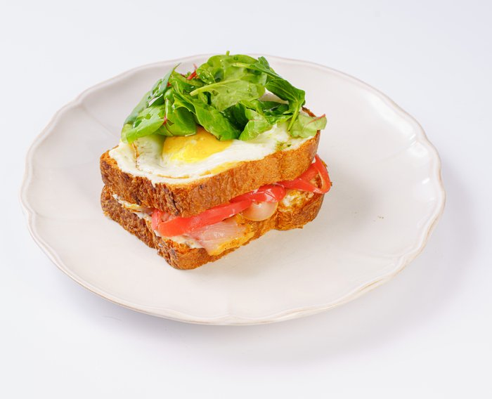 Крок мадам на сливочной бриоши с индейкой