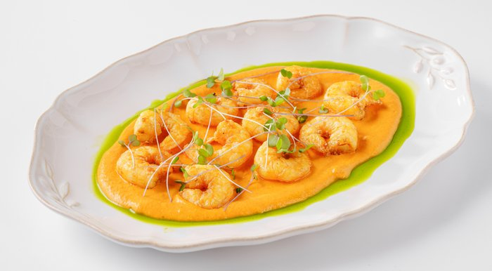 Креветки с соусом из печеного перца