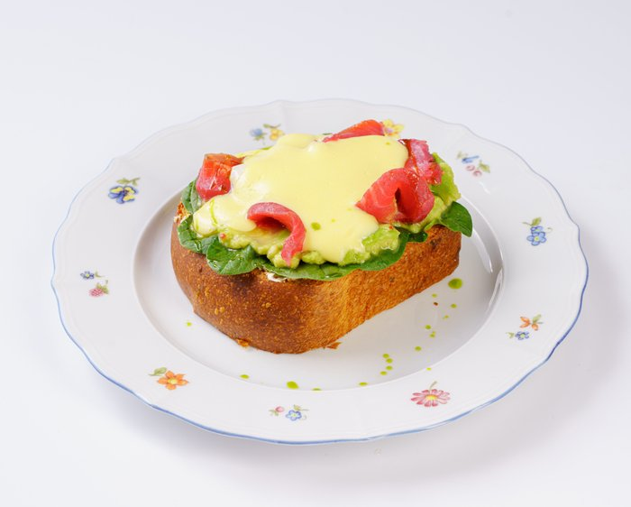 Бриошь с форелью гравлакс, соусом галандес и яйцом пашот