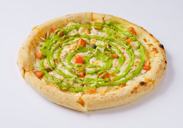 Пицца с цыпленком, грибами и сальсой верде