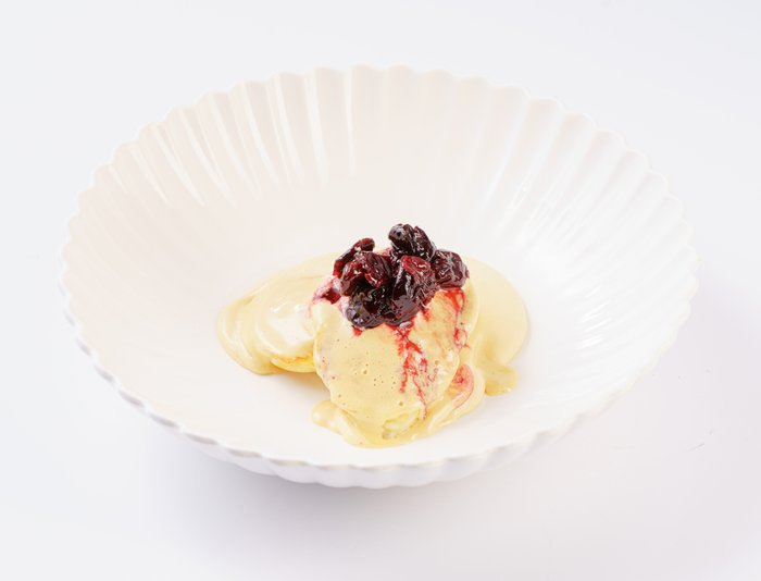 Оладьи с кремом из ириски, ванильным кремом и вишневым конфитюром