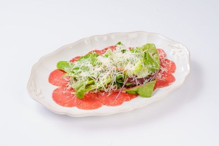 Карпачо из говядины с трюфельной сальсой и пармезаном