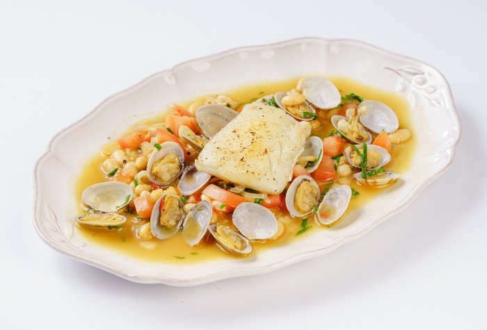 Треска с фасолью и вонголе и жареным шпинатом