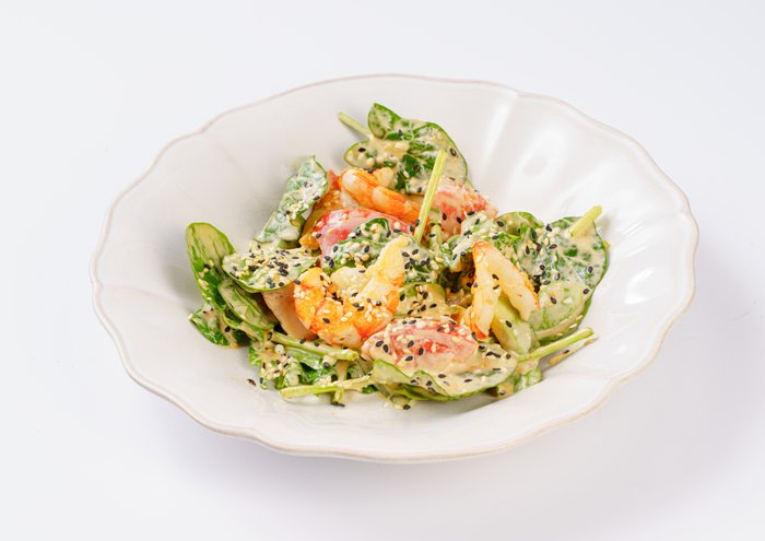 Острый салат с креветками, томатами и авокадо