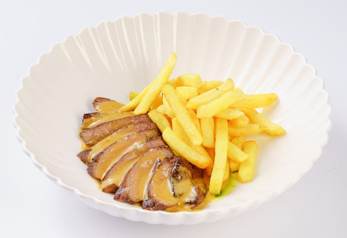 Говяжья вырезка с картофелем фри в перечном соусе