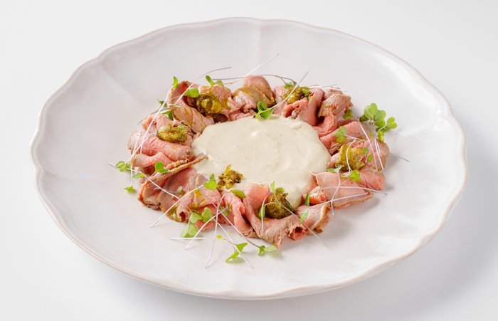 Вителло тонато с хрустящими каперсами