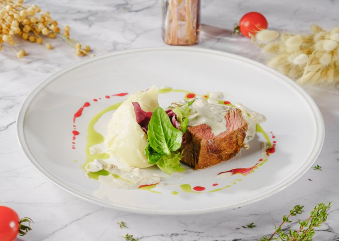 Говяжья вырезка с картофельным пюре и соусом из лесных грибов