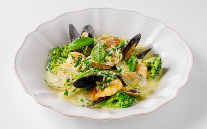 Морепродукты в сливочно-лимонном соусе