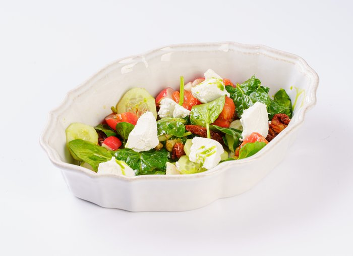 Фермерский салат с овощами и сыром рикотта