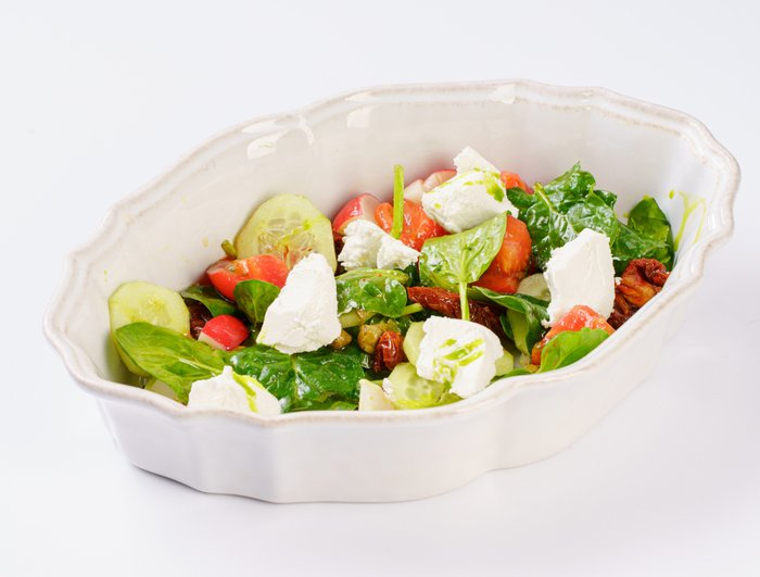 Фермерский салат с овощами и сыром рикотта