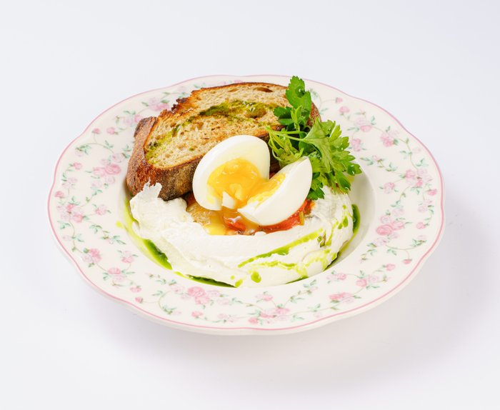 Яйцо по турецки с кремом из феты, печеным баклажаном и соусом сальса верде