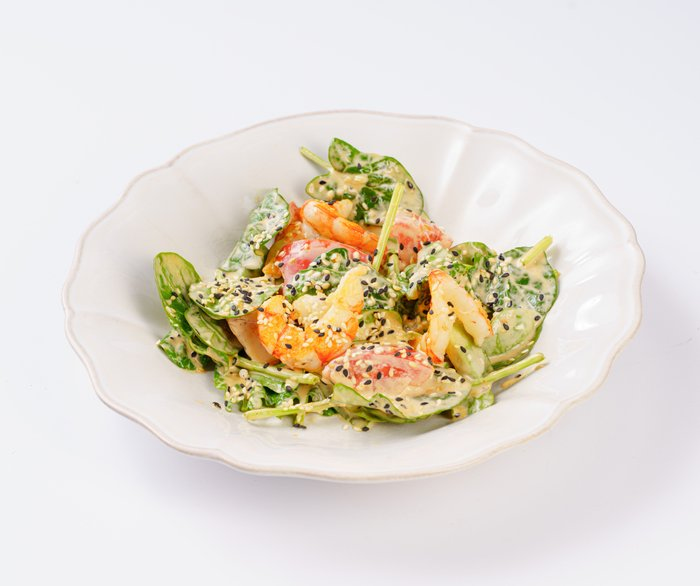 Острый салат с креветкой, томатами и авокадо